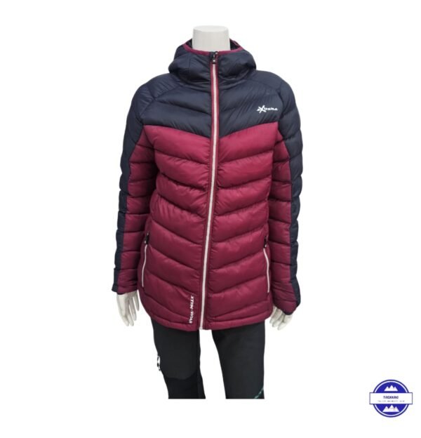 Chaqueta técnica impermeable para mujer en vino con detalles en gris. Ligera, funcional y con capucha. Ideal para aventuras al aire libre.