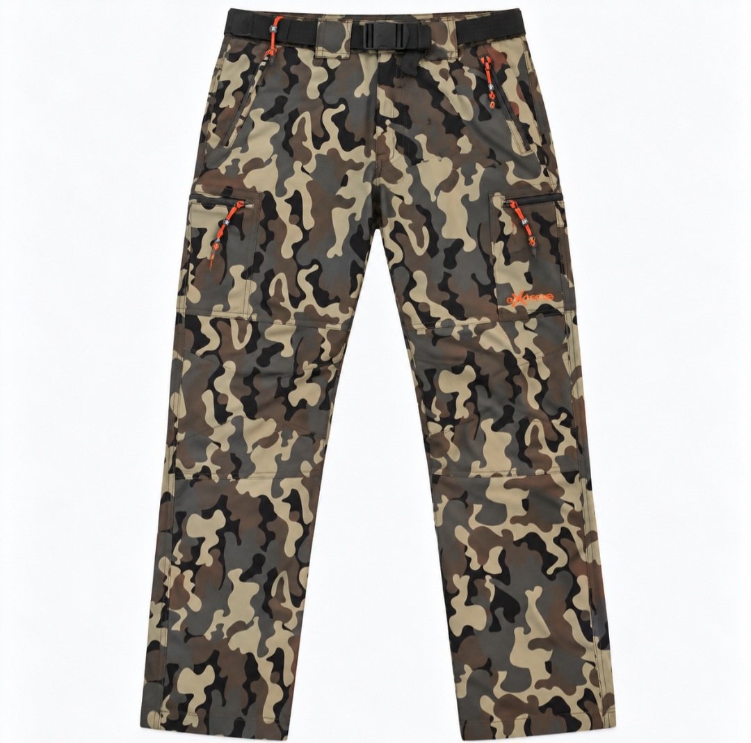 Pantalón trekking invierno 6 bolsillos camuflaje para hombre-modelo Madeira Camo Pantalón corte técnico, cintura semi-elástica, con cierre de botón corchete con cremallera y cinturón ajustable incluido. Compuesto de 6 bolsillos cierre con cremalleras invertidas, plisado en rodillas , goma ajustable en bajos con ceñidor. Composición:95% poliester/5% elastán Tejido repelente al agua, modelo otoño/ invierno. Color: Camuflaje muestra Cómodo , elástico, confortable, transpirable ,caliente tejido interior perchado, tacto agradable, ideal para realizar senderismo o cualquier actividad al aire libre, incluso para la cuidad ya que se ha convertido en una prenda imprescindible en tu armario y una forma de vestir. Características y ventajas del pantalón de trekking invierno El pantalón de trekking para invierno se distingue por varias características clave que lo convierten en una opción ideal para los entusiastas de actividades como la caza. Uno de los aspectos más destacados es la inclusión de seis bolsillos con cierre de cremallera invertida, que garantizan la seguridad de tus pertenencias mientras te concentras en tu actividad. Estos bolsillos están diseñados para ofrecer acceso fácil y rápido a elementos esenciales, lo que añade un nivel adicional de funcionalidad a la prenda. Otro elemento innovador son los ceñidores en los bajos del pantalón. Estos ceñidores permiten un ajuste perfecto, evitando que el frío o la humedad penetren y proporcionando una mayor comodidad durante su uso. Además, el cinto del pantalón asegura un ajuste cómodo alrededor de la cintura, lo que favorece la movilidad sin causar molestias. Este ajuste es fundamental cuando se llevan capas adicionales de ropa, especialmente en climas fríos donde el abrigo es imprescindible. El diseño en camuflaje del pantalón de trekking no solo brinda un estilo atractivo, sino que también es funcional para quienes practican actividades al aire libre. Este patrón puede ayudar a los usuarios a integrarse en entornos naturales, lo que resulta útil en actividades como la caza o simplemente para disfrutar de la observación de la vida silvestre. La estética del pantalón, combinada con su practicidad, lo hacen una opción versátil. Finalmente, los materiales empleados en la confección del pantalón son igualmente impresionantes. Su capacidad repelente al agua y su naturaleza transpirable aseguran que el usuario se mantenga seco y cómodo durante sus excursiones invernales. Esto no solo mejora la experiencia de quienes practican senderismo, sino que también favorece un rendimiento óptimo en condiciones climáticas adversas, creando así un equilibrio perfecto entre comodidad, funcionalidad y estilo. Consejos para elegir y cuidar tu pantalón de trekking Elegir el pantalón de trekking adecuado es esencial para garantizar la comodidad y funcionalidad durante tus excursiones invernales. Al seleccionar el pantalón ideal, es fundamental considerar factores como la talla, el estilo y las condiciones climáticas. Opta por un pantalón que se ajuste bien a tu cuerpo, permitiendo una amplia libertad de movimiento. Es recomendable probar varios modelos y estilos para determinar cuál ofrece un mejor ajuste y comodidad. Además, asegúrate de que el pantalón tenga características específicas para el clima, como propiedades repelentes al agua y material transpirable para adaptarse a las variaciones de temperatura. La funcionalidad también juega un papel clave; busca pantalones con bolsillos estratégicamente ubicados que te permitan llevar lo esencial sin comprometer la movilidad. Los pantalones con características funcionales como cremalleras en las piernas o sistemas de ventilación son ideales para regular la temperatura mientras realizas actividades físicas. En cuanto al cuidado y mantenimiento del pantalón de trekking, es fundamental seguir las instrucciones de lavado proporcionadas por el fabricante. Esto incluye evitar el uso de suavizantes, que pueden comprometer sus propiedades repelentes al agua. Lavar a temperaturas moderadas y secar al aire ayudará a prolongar la vida útil del pantalón. Después de cada uso, es recomendable sacudir el polvo y la suciedad para mantener su apariencia. El almacenamiento es otro aspecto a considerar. Almacena tu pantalón en un lugar fresco y seco, evitando la exposición prolongada al sol, que puede deteriorar los materiales. Si alguna vez se mancha, trata de limpiar la mancha lo antes posible, utilizando productos específicos para el tipo de tela que tiene tu pantalón. Estas prácticas no solo mantendrán tu pantalón en óptimas condiciones, sino que también garantizarán que estés preparado para cualquier aventura invernal. Tallas: 38/40/42/44/46/48 Medidas por tallas: Como medir pantalón TALLA Cintura Tiro delantero Tiro trasero Cadera 38/S 38 25 40 51 40/M 40 26 41 53 42/M-L 42 27 41 54 44/L 44 28 42 55 46/L-XL 46 28 43 58 48/XL 48 29 44 61 50/XL-2XL 50 30 44 62 52/2XL 52 31 43 63 54/3XL 54 31 43 65 Recomendaciones antes de lavar tu ropa de montaña/trekking o senderismo: Siempre leer las instrucciones del fabricante . No obstante antes de lavar cierra todas las cremalleras ya que si lo mezclas con otras prendas de tejidos diferentes y más débiles los puede enganchar, utiliza un jabón neutro, no utilizar suavizante( afecta negativamente a las fibras) ,el centrifugado que no supere las 800 rpm, no utilizar secadora y por último evitar el planchado para que no pierda sus propiedades y prolongar su vida. Marca: eXtreme Envíos de 24 horas a 72 horas
